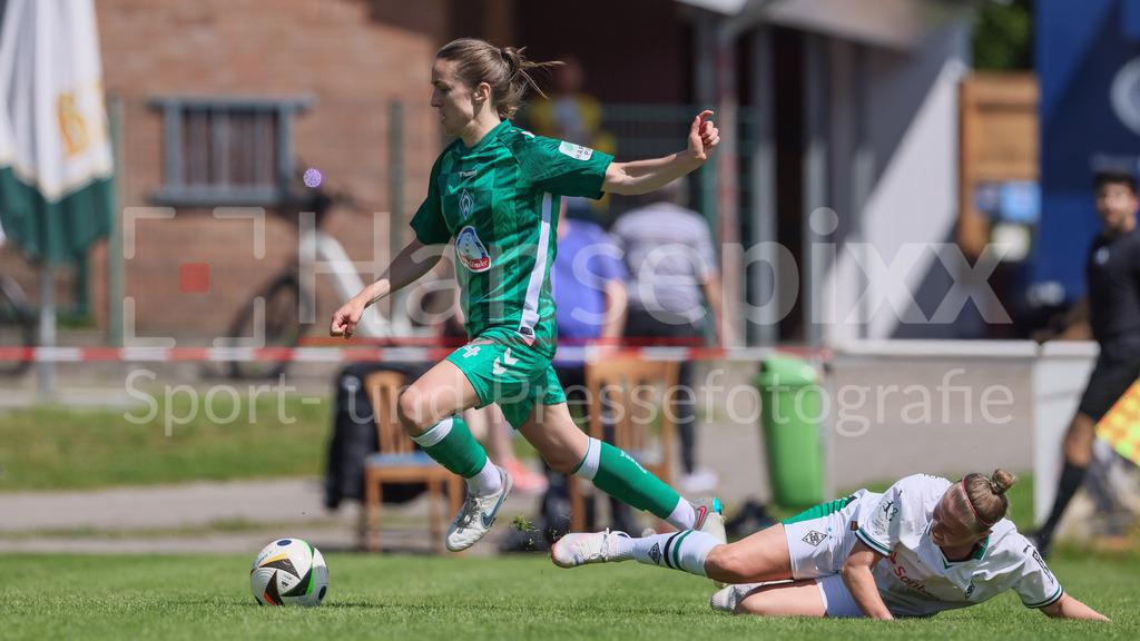 Fussball, Testspiel Frauen, Borussia Mönchengladbach - SV Werder Bremen | v.li.: Michaela Brandenburg (SV Werder Bremen, 14) und Carolin Corres (Borussia Mönchengladbach, 3) im Zweikampf, Duell, Dynamik, Aktion, Action, Spielszene