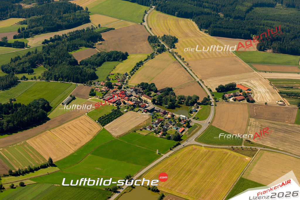 Das Luftbild zeigt : Schönficht Plößberg - Die Luftaufnahme wurde 2023 vom UL-Flugzeug aus erstellt ( keine Drohne ) - Hochauflösende Luftaufnahme - Für grossformatige Ausdrucke geeignet. Die Geschenkidee !Mit Lizenz und Bildrechte bestellbar