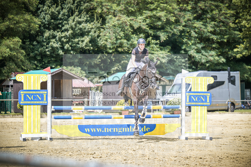 DOS_7126 | Entdecke hochwertige Reitturnierfotos von Foto Oger. Professionell, emotional und authentisch – jetzt Lieblingsmomente im Shop bestellen.Deutschlandweite Turnierfotografie. - Realisiert mit Pictrs.com