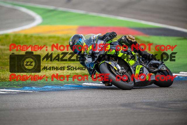 MaZZes_FotoMatrix_230410_1805 | WEISS