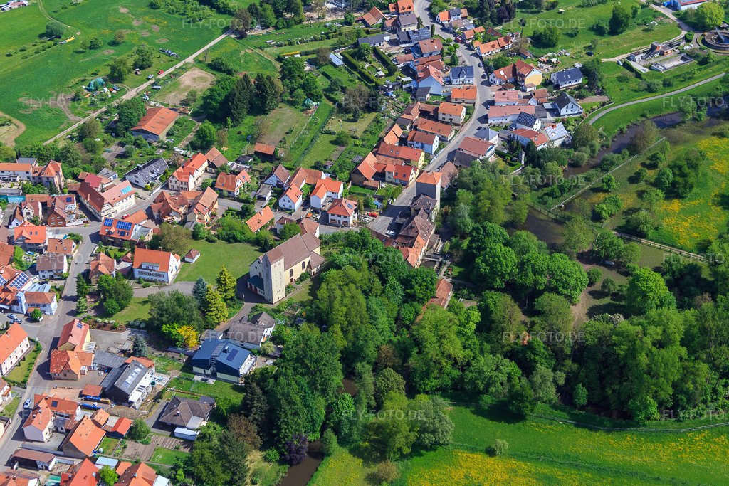 Luftbild: St. Bartholomäus in Berg im Bundesland Rheinland-Pfalz in Deutschland. Foto: IMG_078596.jpg vom 08.05.2015 durch Werner Riehm/FLY-FOTO.dePfarrei Hl. Christophorus Wörth, Bistum Speyer