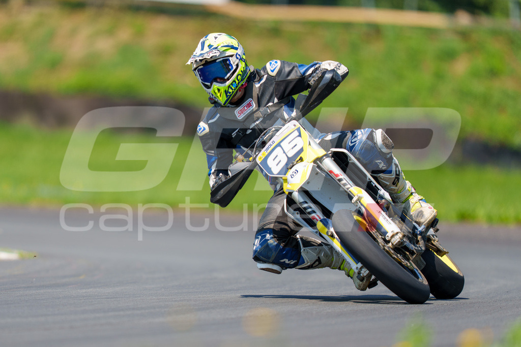 G-Cup + Supermoto Staatsmeisterschaft + Hungarian Supermoto Championship | GRIPcapture steht für authentische Sportfotografie in Österreich – für Momente, die mehr sind als Geschwindigkeit oder Ergebnis. Es geht um Emotion, Spannung, Fokus und den Augenblick, der oft nur einen Wimpernschlag dauert.Ob Motorsport, Teamsport oder 