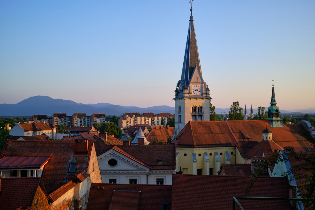 Altstadt von Ljubljana mit St. Jakobs-Kirche  | Ljubljana, Slowenien - June 22, 2025: Altstadt von Ljubljana mit St. Jakobs-Kirche. - Realisiert mit Pictrs.com