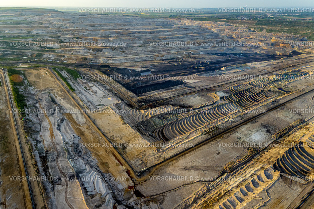 Niederzier240403745BraunkohleTagebauHambacherForst | Luftbild, BraunkohleTagebau Hambacher Forst, Braunkohlengewinnung Rheinisches Revier, Natur Raubbau, Schaufelradbagger, Fernsicht, Ellen, Niederzier, Rheinland, Nordrhein-Westfalen, Deutschland