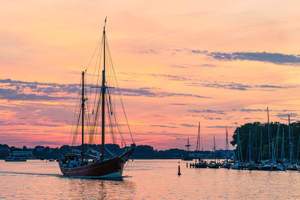 Segelschiffe auf der Warnow im Sonnenuntergang während der Hanse Sail in Rostock | Segelschiffe auf der Warnow im Sonnenuntergang während der Hanse Sail in Rostock.