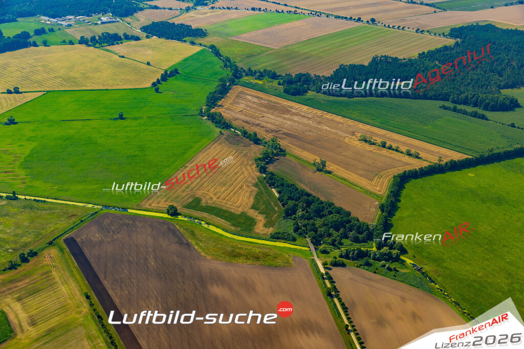 Klassische Luftaufnahme ohne Drohne zeigt:Borstel bei Stendal - Die Luftbildaufnahme wurde 2025 vom UL-Flugzeug heraus erstellt ( keine Drohnenaufnahme ) - Hochauflösende Luftaufnahme -Nicht vergleichbar mit Google Maps oder Satelittenbilder- Die Geschenkidee !Mit Lizenz und Bildrechte bestellbar
