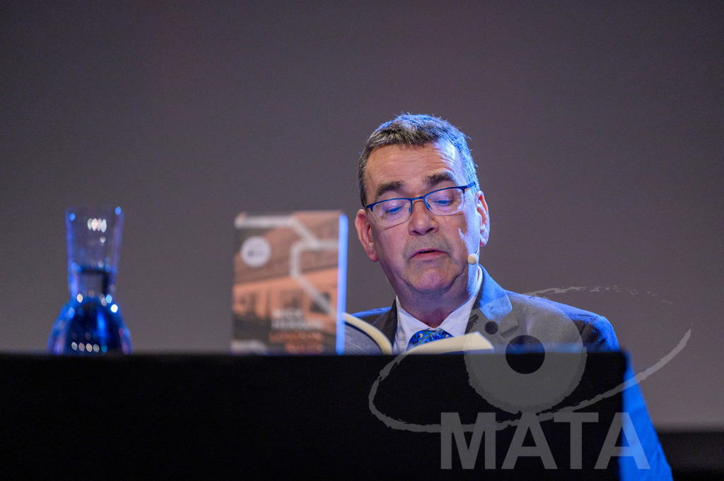 _DWA5380 | Mick Herron bei der lit.Cologne 2023 Veranstaltung 'Mick Herron erklärt die London Rules' im Ostermann-Saal. Köln, 08.03.2023 - Realisiert mit Pictrs.com