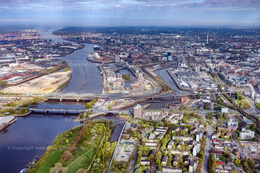 Hamburg_Elbbrücken_Hafencity_Elbtower_Baustelle_ELS_0477260422 | HAMBURG 26.04.2022 Fahrt eines Fähr- Schiffes " Katamaran Halunder Jet der FRS Reederei" in Hamburg vor den Landungsbrücken im Bundesland Niedersachsen, Deutschland. // Travel of a ferry ship "Katamaran Halunder Jet der FRS Reederei" in Hamburg in front of the Landungsbruecken in the state Lower Saxony, Germany. Foto: Martin Elsen