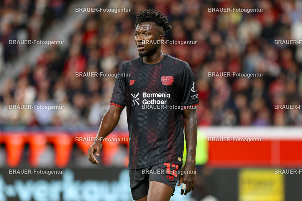 Bayer 04 Leverkusen vs Eintracht Frankfurt - Bundesliga  | Leverkusen, Deutschland, 12.09.25:   Edmond Faycial Tapsoba (Bayer 04 Leverkusen) schaut waehrend des Spiels der Bundesliga zwischen  Bayer 04 Leverkusen vs Eintracht Frankfurt in der BayArena(Foto von Brauer-Fotoagentur / Adrian Schlueter)