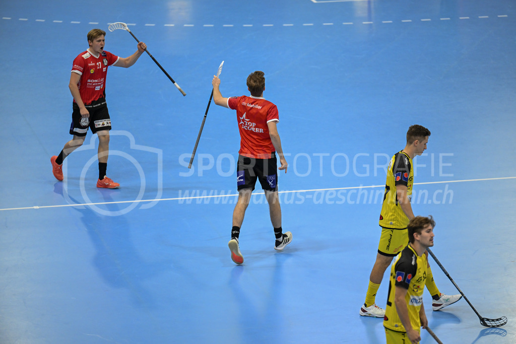 HC Rychenberg vs Basel Regio - 19. November 2022 | HC Rychenberg vs Basel Regio
AXA Arena, Winterthur
Yannick Lindroos (#82 Unihockey Basel Regio) erzielt das 6:4, links Gian Mühlemann (#27 Unihockey Basel Regio).
Bild: Sportfotografie Markus Aeschimann | www.markus-aeschimann.ch - Realisiert mit Pictrs.com
