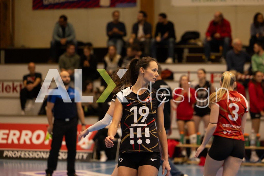 Volleyball I Frauen I Saison 2025-2026 I CEV Volleyball Challenge Cup 2026 | Women I 16th Finals I VC Kanti Schaffhausen - TJ Ostrava I 03.12.2025 | TJ Ostrava - 19 Petra Kojdová (CZ) – Außenangriff - Realisiert mit Pictrs.com