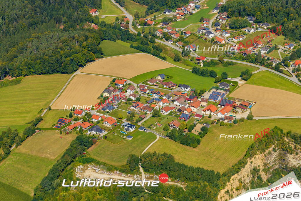 Schrägluftbild  Berbing  Hauzenberg - Das Luftbild wurde 2025 vom UL-Flugzeug heraus erstellt ( keine Drohne ) - Hochauflösende Luftaufnahme -Nicht vergleichbar mit Google Maps oder Satelittenbilder- Die Geschenkidee !Mit Lizenz und Bildrechte bestellbar