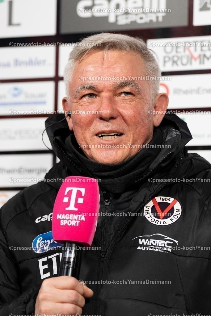 xYDR2802250101015 | 28.02.2025, xydrx, Fußball, Viktoria Köln - 1.FC. Saarbrücken, 3.Liga, Sportpark Höhenberg, Saison 2024 2025: Olaf Janßen (Cheftrainer Viktoria Köln) DFB regulations prohibit any use of photographs as image sequences and or quasi-video.