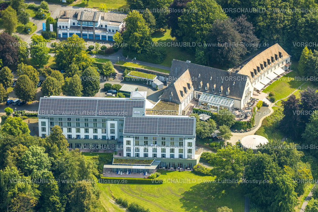 Meschede250807238 | Luftbild, Welcome Hotel Meschede/Hennesee mit Solardach und Wintergarten, Berghausen, Meschede, Sauerland, Nordrhein-Westfalen, Deutschland