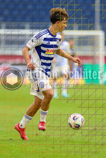 MSV Duisburg vs VfB Stuttgart II - 3. Liga | Duisburg, Deutschland, 02.08.25:   Jan-Simon Symalla (MSV Duisburg) in Aktion am Ball, Einzelaktion waehrend des Spiels der 3. Liga MSV Duisburg vs VfB Stuttgart II in der schauinsland-reisen-arena(Foto von Brauer-Fotoagentur / Adrian Schlueter)