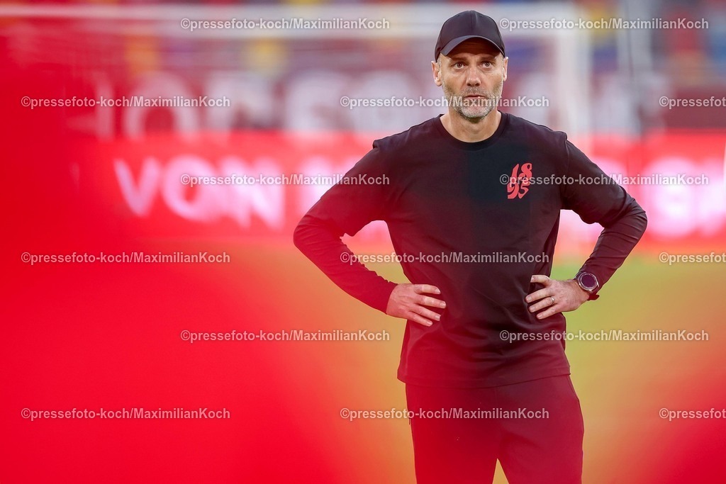 F9524042601061 | 24.04.2026, Fußball, Fortuna Düsseldorf - SC Dynamo Dresden, 2. Fußball Bundesliga, Herren, Merkur Spiel-Arena, 31. Spieltag, Saison 2025 2026: Cheftrainer Alexander Ende (Fortuna Düsseldorf) nach dem 3:0 Sieg  DFB regulations prohibit any use of photographs as image sequences and or quasi-video.