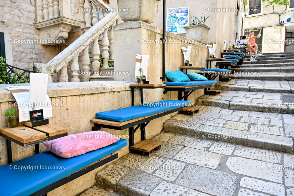 Kroatien_ Split_ 21.07.2025-69 | 21.07.2025, Kroatien, HRV, Split, im Bild Themenbild, Stadtansichten, Restaurant, Cafe, Tische, Touristen, Tourismus, Feature, SymbolbildSplit zweitgroesste Stadt Kroatiens. Die Stadt ist Verwaltungssitz der Gespanschaft Split-Dalmatien 