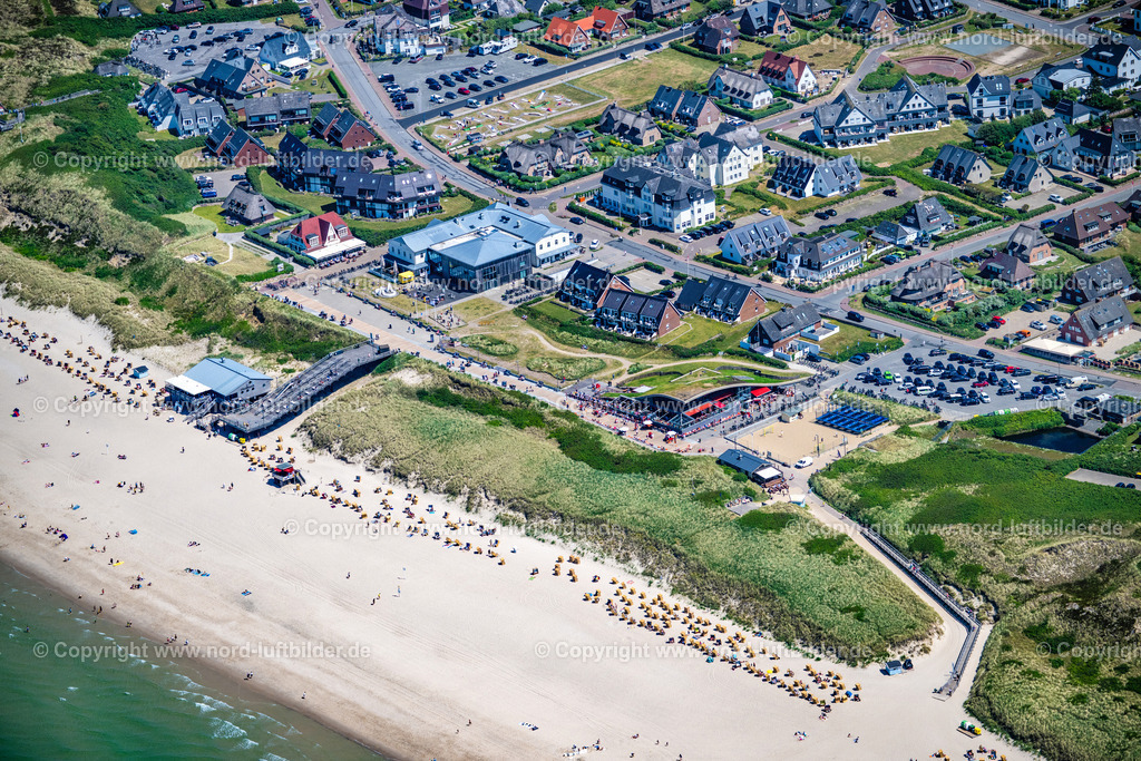 Sylt_Wenningstedt_Strand_Dünenstrasse_Gosch_Restaurant_Dünenhafer_ELS_0734210625 | WENNINGSTEDT (SYLT) 21.06.2025 Sandstrand- Landschaft entlang des Küsten- Verlaufes, Promenade und Strandtreppe in Wenningstedt (Sylt) auf der Insel Sylt im Bundesland Schleswig-Holstein, Deutschland. // Beach landscape in Wenningstedt (Sylt) at the island Sylt in the state Schleswig-Holstein, Germany. Foto: Martin Elsen