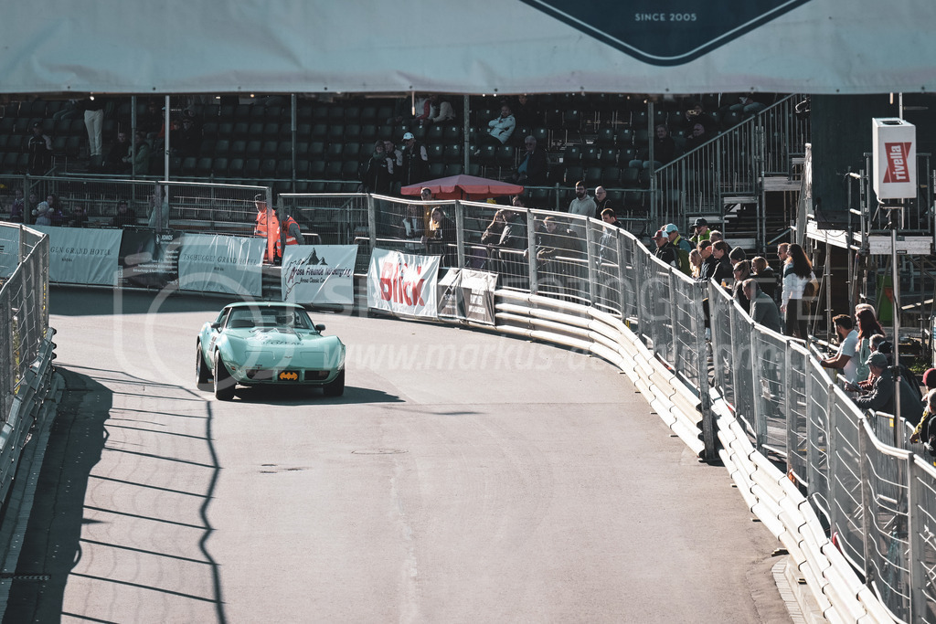 21. Arosa ClassicCar 2025 - 6. =September= 2025 | Curt Arbenz aus Küssnacht (SUI) in einem Chevrolet Corvette aus dem Jahre 1979 mit Startnummer 222 am Arosa ClassicCar 2025 in der Kategorie Classic Trophy..@arosaclassiccar, @arosa.official, #arosaclassiccar, #arosa, #76curves, #classiccarBild: Sportfotografie Markus Aeschimann | www.markus-aeschimann.ch - Realisiert mit Pictrs.com