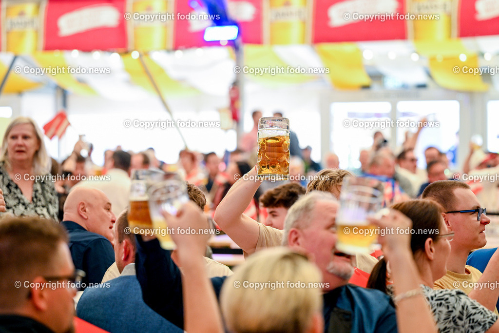 Urfahraner Jahrmarkt_ 1.Mai Kundgebung FPOE_ 01.05.2025-12 | 01.05.2025, Urfahraner Jahrmarkt, AUT, 1.Mai Kundgebung FPOE, im Bild Besucher im Bierzelt der 1.Mai Kundgebung FPOE