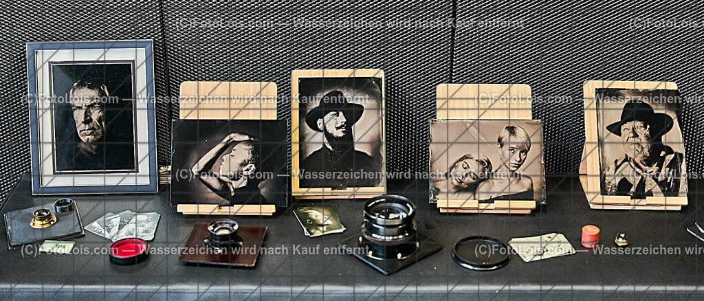 ALP9058_Linz_ARS-Elektr_MH_Nassplattenfotografie_Schaetze | (C)FotoLois.com, Alois Spandl, Linz an der Donau - ARS Elektronica Center, Multimediashow über Nassplattenfotografie von Markus Hofstätter, Fr 13. Oktober 2023.