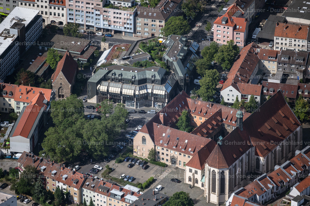 4035304 | BRAUNSCHWEIG 31.07.2020 Kirchengebäude "Theologisches Zentrum Braunschweig" mit Blick auf einen Bürogebäudekomplex an der Straße Alter Zeughof - Lindentwete in Braunschweig im Bundesland Niedersachsen, Deutschland. Weiterführende Informationen bei: Evangelisch-lutherische Landeskirche in Braunschweig,  Theologisches Zentrum Braunschweig. // Church building "Theologisches Zentrum Braunschweig" in Brunswick in the state Lower Saxony, Germany. Further information at: Evangelisch-lutherische Landeskirche in Braunschweig,  Theologisches Zentrum Braunschweig. Foto: Gerhard Launer