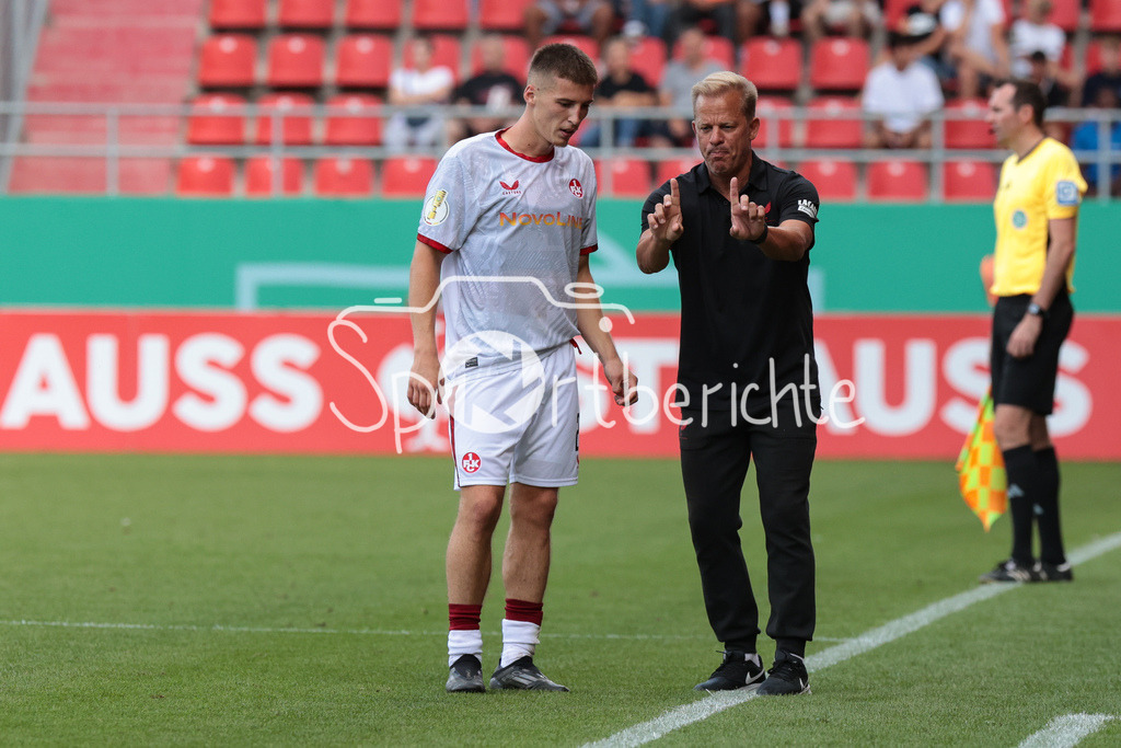 FC Ingolstadt - 1. FC Kaiserslautern | Tobias RASCHL (FCK #20) holt sich von Markus ANFANG Anweisungen