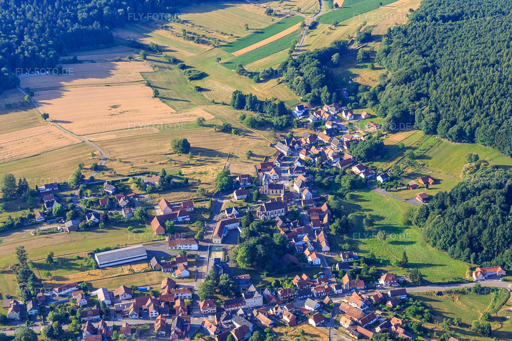 Luftbild: Dorfansicht aus Norden in Climbach im Bundesland Bas-Rhin in Frankreich. Foto: IMG_149354.jpg vom 05.07.2025 durch Werner Riehm/FLY-FOTO.de