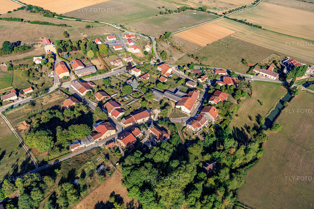Luftbild: Ortsansicht von Südosten in Balléville im Bundesland Vosges in Frankreich. – Foto: IMG_118525.jpg vom 16.09.2019 durch Werner Riehm/FLY-FOTO.de – Auflösung des Originals: 5334 x 3556 px