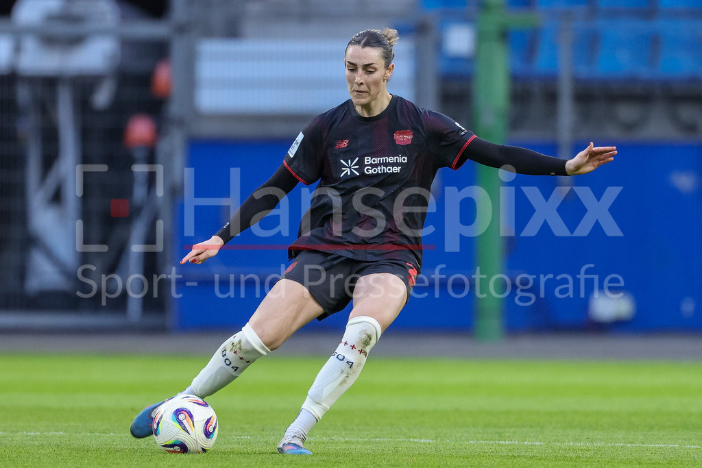 Fussball, Google Pixel Frauen-Bundesliga, Hamburger SV - Bayer 04 Leverkusen | Selina Ostermeier (Bayer 04 Leverkusen, 2) am Ball, Freisteller, Einzelbild, Ganzkörper, Aktion, Action, Spielszene, DIE DFB-RICHTLINIEN UNTERSAGEN JEGLICHE NUTZUNG VON FOTOS ALS SEQUENZBILDER UND/ODER VIDEOÄHNLICHE FOTOSTRECKEN. DFB REGULATIONS PROHIBIT ANY USE OF PHOTOGRAPHS AS IMAGE SEQUENCES AND/OR QUASI-VIDEO.
