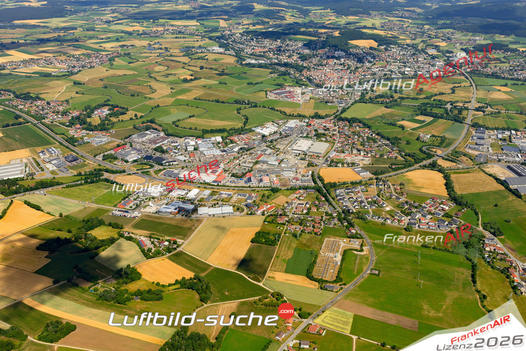 Das Luftbild zeigt : Janahof Cham - Die Luftaufnahme wurde 2023 vom UL-Flugzeug aus erstellt ( keine Drohne ) - Hochauflösende Luftaufnahme - Für grossformatige Ausdrucke geeignet. Die Geschenkidee !Mit Lizenz und Bildrechte bestellbar