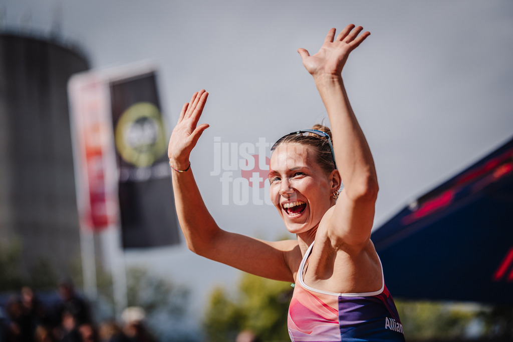 Beachvolleyball | Frauen | Allianz German Beach Tour 2025 | Tourstop Berlin | 23.08.2025 | Tabea Schwarz läuft in das Stadion ein