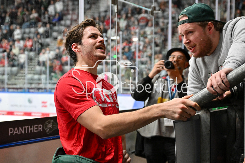 Augsburger Panther - Löwen Frankfurt | Die Spieler des AEV feiern zusammen mit den Fans den Heimsieg gegen Frankfurt / DEL: Augsburger Panther - Löwen Frankfurt, Curt Frenzel Stadiom am 11.10.2024 / Strauss MANN (Augsburger Panther #38) / Humba