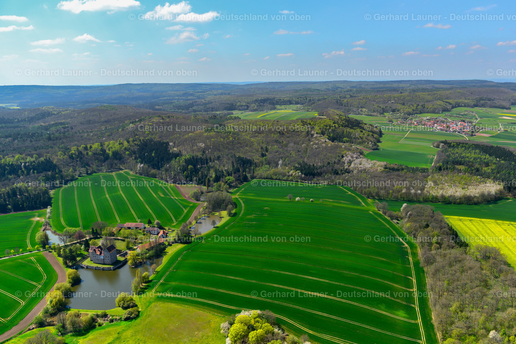 Fränkische Landschaft Rhön-Grabfeld mit Wasserburg Brennhausen | Fränkische Landschaft Rhön-Grabfeld mit Wasserburg Brennhausen