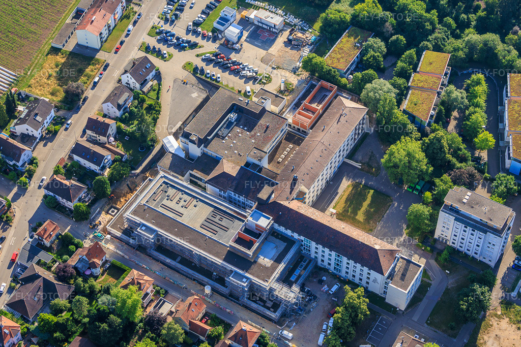 Luftbild: Baustelle für den NEUBAU der NOTAUFNAHME, INTENSIVMEDIZIN UND DIAGNOSTIKBEREICHE der Asklepios Südpfalzkliniken GmbH. Projektsteuerung: BPM Bau- und Projektmanagement Hart GmbH. BPM Architektur, Planung + Objektüberwachung: alsh sander hofrichter architekten GmbH Gesellschaft für Architektur und Generalplanung. Planungsbüro Noll GmbH , TGA-Planung / Heizung-Lüftung-Sanitär-Medizinische Gase-Gebäudeautomation, TGA-Planung / Stark- u. Schwachstromtechnische Anlagen / Fördertechnik: DE-Plan GmbH & Co. KG, Tragwerksplanung: ZPP Ingenieure AG, Freianlagen hofmann_röttgen Landschaftsarchitekten BDLA, Brandschutz: Rieser-Wessel Brandschutzsachverständige & Ingenieure PartG mbB und Bauphysik / Schallschutz-Akustik: Ingenieurbüro Seidel in Kandel im Bundesland Rheinland-Pfalz in Deutschland. – Foto: IMG_157329.jpg vom 18.06.2026 durch Werner Riehm/FLY-FOTO.de – Auflösung des Originals: 5417 x 3611 px – Asklepios Südpfalzklinik Kandel - Asklepios Südpfalzklinik Kandel – BPM – a|sh – WWW.PLANUNGSBUERO-NOLL.DE – DE Plan - DE-Plan GmbH & Co. KG., Gladenbach, Planungsbüro – WWW.SOCOTEC.DE – Start | Hofmann-Röttgen Landschaftsarchitekten – RIESER-BRANDSCHUTZ.DE – Ingenieurbüro Seidel Bauphysik und Brandschutz | Ingenieurbüro Seidel