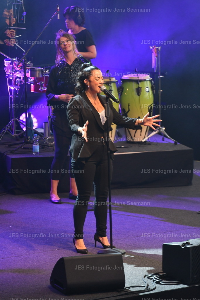 2026_Deborah Lee und the news_One Moment time Whitney Houston__0682 | Fotograf Jens Seemann - Realisiert mit Pictrs.com