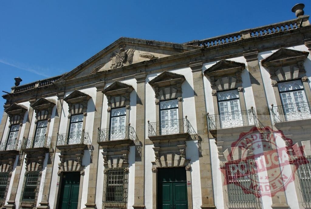 Baroque palace architecture in Guimarães Portugal. Norte - Portugal | Facade of a historic baroque palace in Guimarães, Portugal featuring ornate windows and balconies - Realisiert mit Pictrs.com