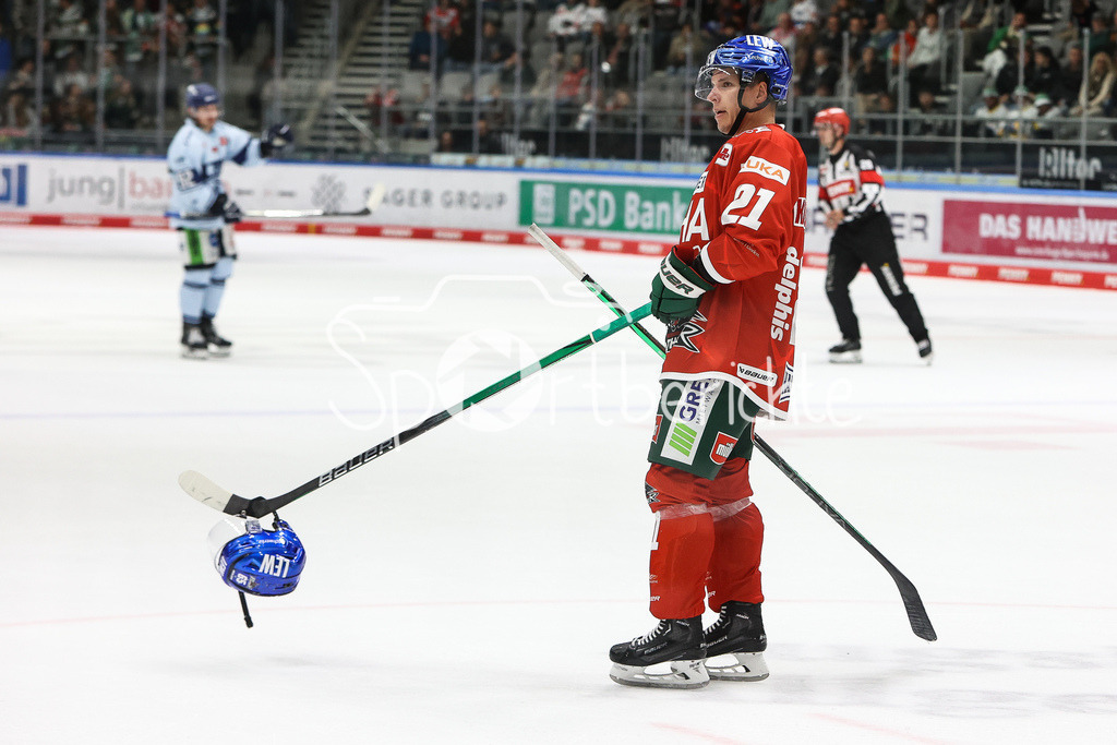 Augsburger Panther - Straubing Tigers | Jere KARJALAINEN (AEV #21) traegt einen Helm vom Eis /
