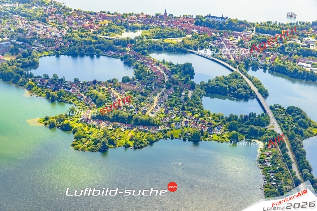 Luftbild Plön - Die Luftaufnahme wurde 2025 vom UL-Flugzeug heraus erstellt ( keine Drohne ) - Hochauflösende Luftaufnahme - für professionelle Ausdrucke geeignet. Die Geschenkidee !Hier alle&nbsp;Infos zur Lizenzierung der LuftaufnahmeWir fliegen auch dieses Jahr wieder in Ihre Region um Luftbilder zu erstellen.- Luftbild anfragen
