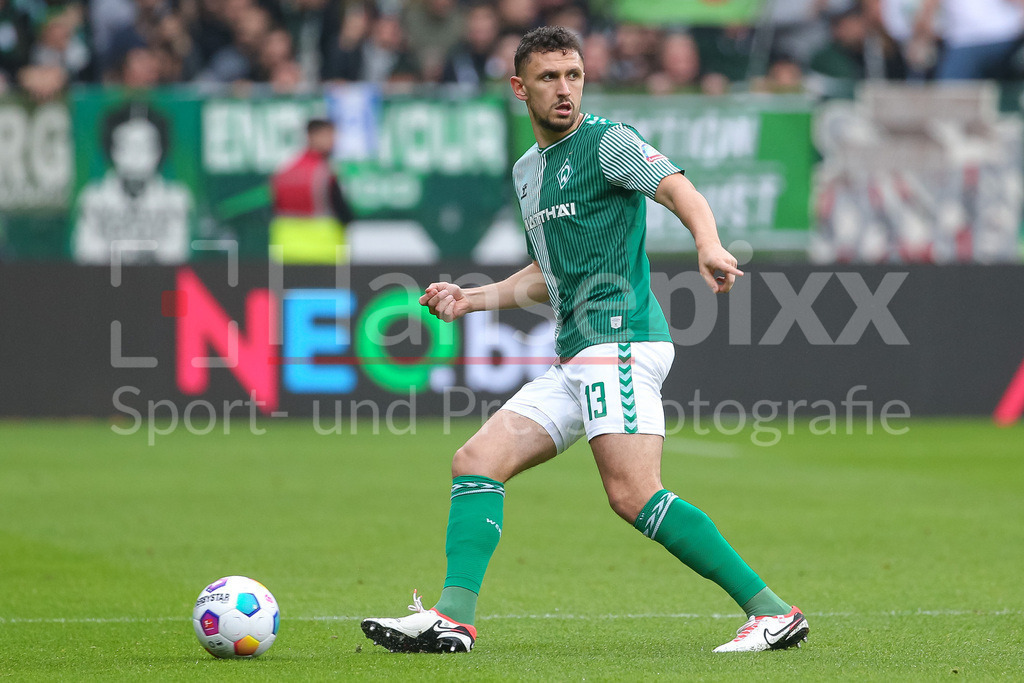 Fussball, Bundesliga, SV Werder Bremen - 1. FC Union Berlin | v.li.: Milos Veljkovic (SV Werder Bremen, 13) am Ball, Freisteller, Einzelbild, Ganzkörper, Aktion, Action, Spielszene, DIE DFL-RICHTLINIEN UNTERSAGEN JEGLICHE NUTZUNG VON FOTOS ALS SEQUENZBILDER UND/ODER VIDEOÄHNLICHE FOTOSTRECKEN. DFL REGULATIONS PROHIBIT ANY USE OF PHOTOGRAPHS AS IMAGE SEQUENCES AND/OR QUASI-VIDEO.