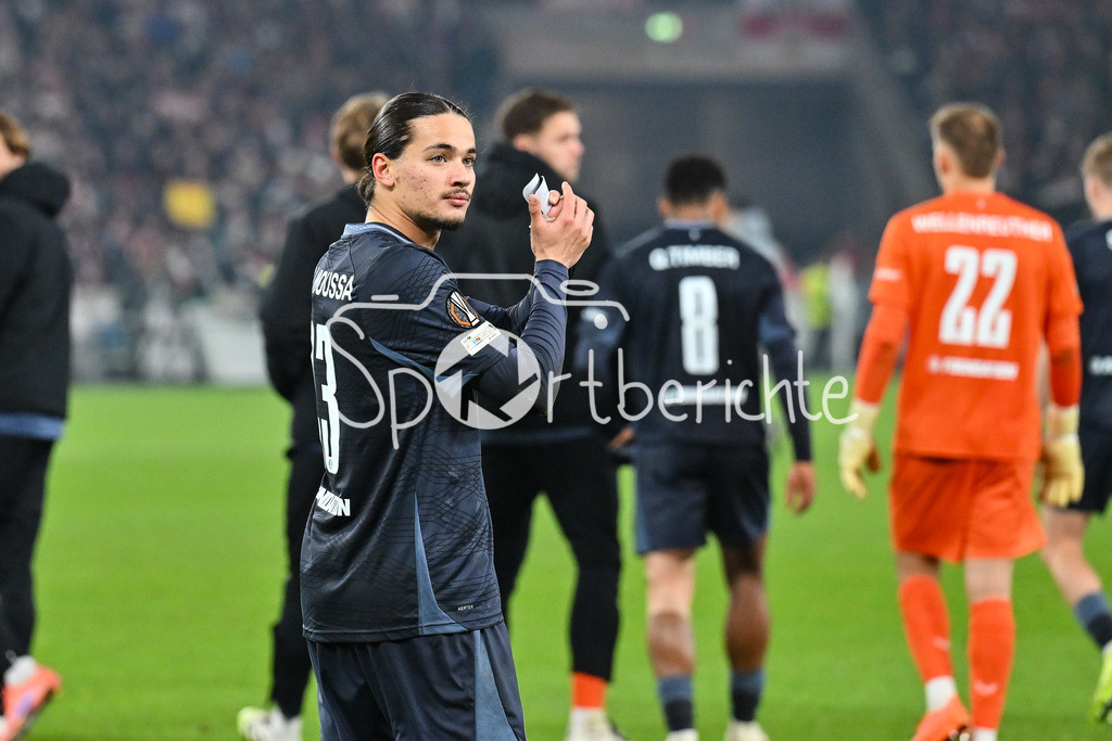 VfB Stuttgart - Feyenoord Rotterdam | STUTTGART, DEUTSCHLAND - 6. NOVEMBER: die Mannschaft aus Rotterdam bedankt sich nach der Partie bei den mitgereisten Fans beim Ligaspiel zwischen dem VfB Stuttgart und Feyenoord Rotterdam am 4. Spieltag der Europa League in der MHP-Arena am 06.11.2025 / Anis Hadj MOUSSA (Feyenoord Rotterdam 23)