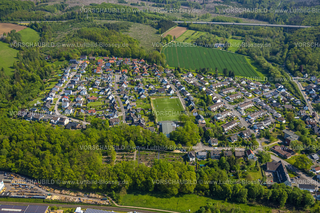 Arnsberg230500448 | Luftbild, Reihenhaus Wohnsiedlung zwischen Wannestraße und Zur Dicken Eiche, Sportplatz TuS 1910 Niedereimer, Friedhof Niedereimer, Niedereimer, Arnsberg, Sauerland, Nordrhein-Westfalen, Deutschland