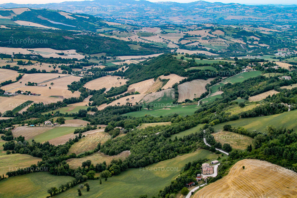 Aerial view: View of the town in Cartoceto in the state The Marches, Italy. – Photo: IMG_43073.jpg taken on 07/16/2011 by Werner Riehm/FLY-FOTO.com – Resolution of the original: 4272 x 2848 px
