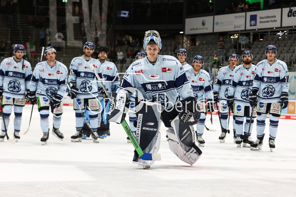 Augsburger Panther - Straubing Tigers | Das Team der Straubing Tigers feiert nach dem Sieg in Augsburg zusammen mit den mitgereisten Fans / Florian BUGL (STR #1)