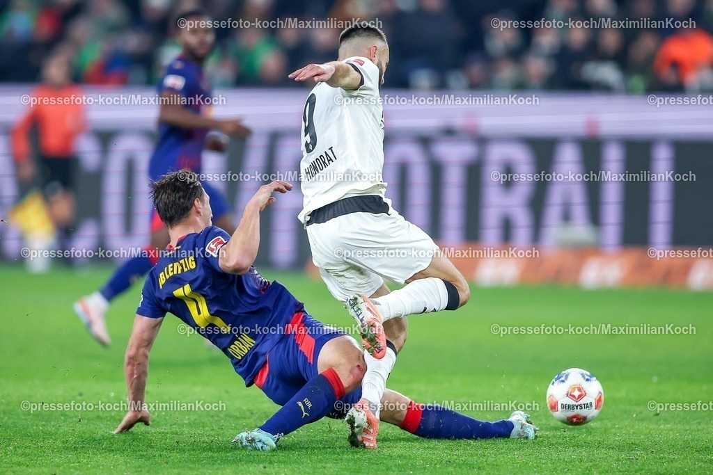BMG28112501041 | 28.11.2025, Fußball, Borussia Mönchengladbach - RB Leipzig, 1. Fußball Bundesliga, 12.Spieltag, Borussia-Park, Saison 2025 2026: Willi Orban (RB Leipzig #04) im Zweikampf gegen  Franck Honorat (Borussia Mönchengladbach #09) DFB regulations prohibit any use of photographs as image sequences and or quasi-video.