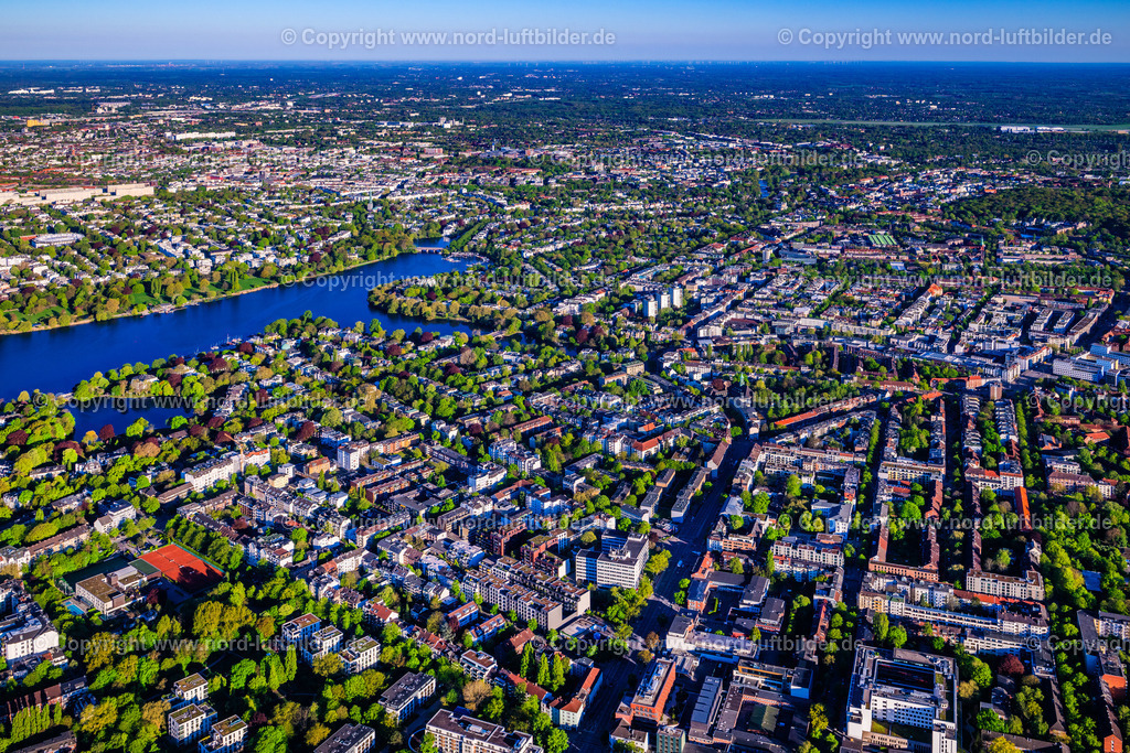 Hamburg_Uhlenhorst_Alster_ELS_9748270425 | HAMBURG 01.05.2025 Stadtteilansicht von Uhlenhorst am Ostufer der Außenalster in der Hansestadt Hamburg. Weiterführende Informationen bei: hamburg.de GmbH & Co. KG. // View of the Uhlenhorst part on the Eastern riverbank of the Aussenalster in the Hanseatic city of Hamburg in Germany. Further information at: hamburg.de GmbH & Co. KG. Foto: Martin Elsen