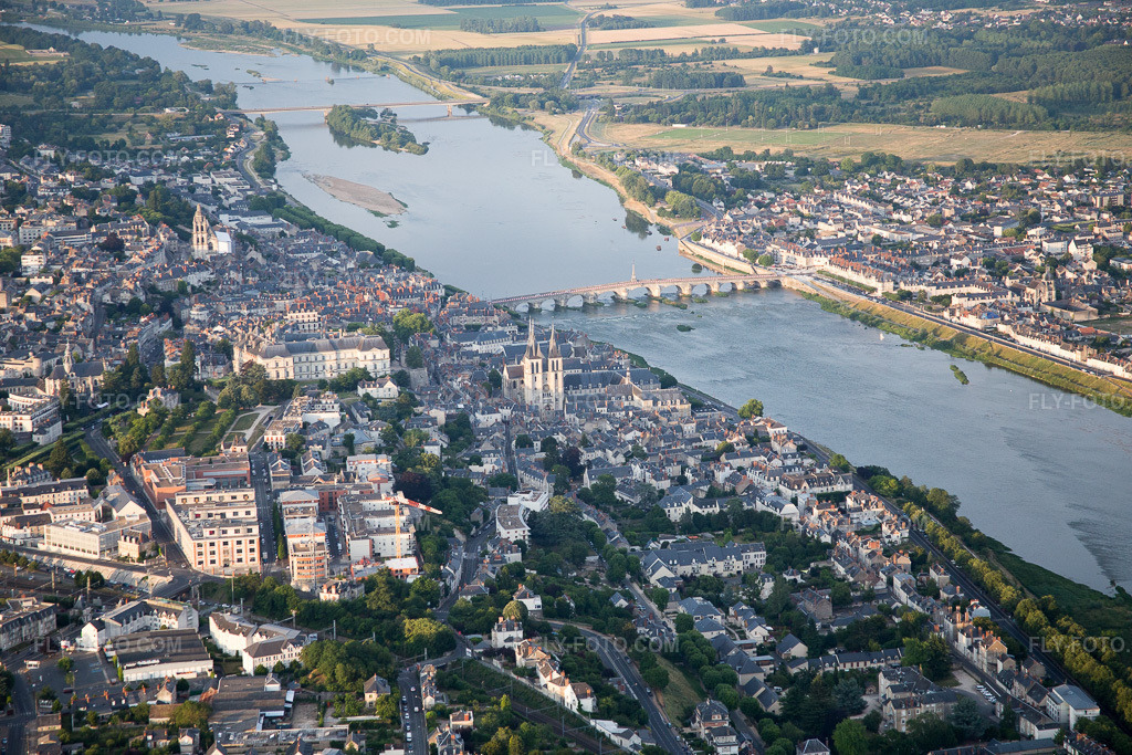 Aerial view: View of the town in Blois in the state Loir et Cher, France. – Photo: IMG_082499.jpg taken on 06/20/2015 by Werner Riehm/FLY-FOTO.com – Resolution of the original: 5472 x 3648 px