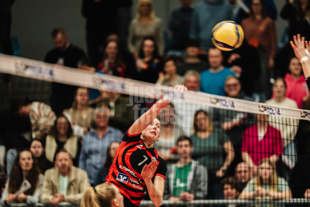 Volleyball | Frauen | Saison 2025/2026 | Volleyball Bundesliga | ETV Hamburger Volksbank Volleys vs. VfB Suhl LOTTO Thüringen | 07.03.2026 | Leonie Körtzinger (#7, ETV Hamburger Volksbank Volleys) beim Angriff