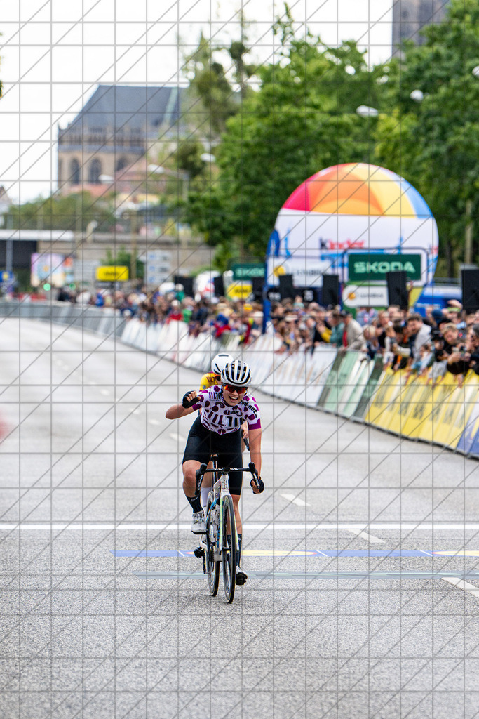 DeutschlandTour 2025 | Etappe 4 - Magedburg (Ziel) | Am Ende ein deutscher Doppelsieg. 1. Platz BIEBERLE Edda, 2. Platz: MÜLLER Karla //  24.08.25: DeutschlandTour 2025 | Etappe 4 - Magedburg (Ziel) / Magedburg / Deutschland  //   CREDIT:www.bullenfotos.de, Martin König, Hörner Weg 40, D-49078 Osnabrück, +4917663732967 // Nutzung und Weitergabe nur zu den vereinbarten Zwecken. Presseanfragen an Ersteller. Alle Rechte beim Ersteller. Honorierung nach MFM. - Realisiert mit Pictrs.com