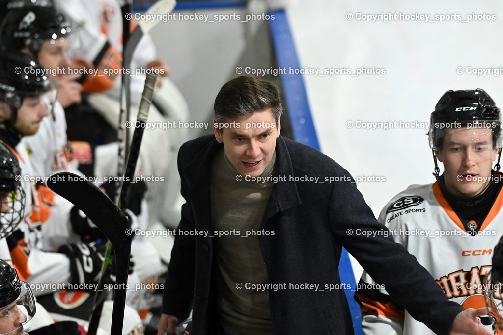 ESC SOCCERZONE STEINDORF vs. USC Piraten Velden  | Headcoach USC Velden Siutz Philip, #91 Sunitsch Marco USC Velden, ESC SOCCERZONE STEINDORF vs. USC Piraten Velden , ESC SOCCERZONE STEINDORF vs. USC Piraten Velden  am 15.02.2025 in Steindorf (Ossiachersee Halle), Austria, (Photo by Bernd Stefan)